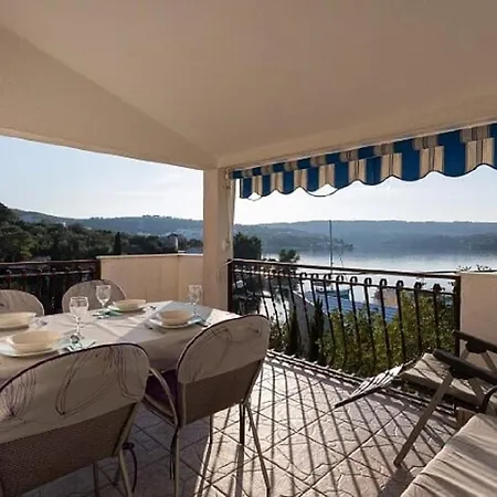 Petra - 50 M From Pebble Beach Appartement